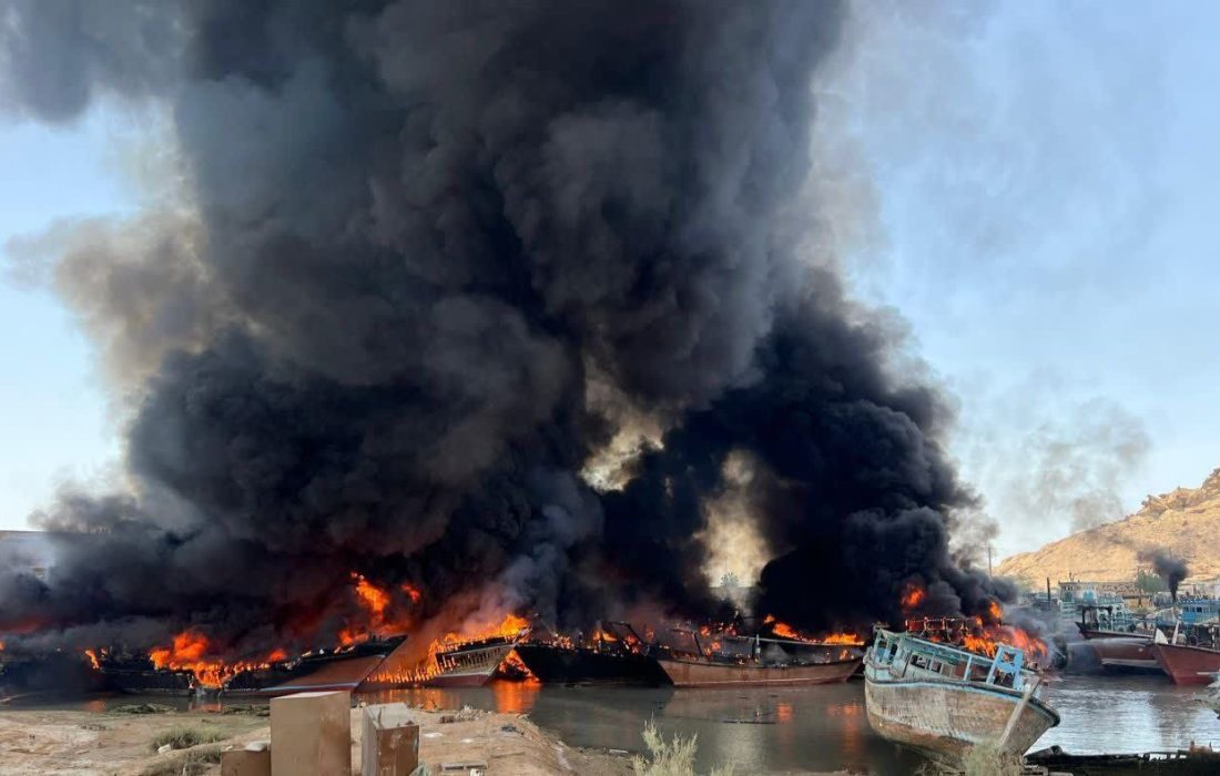 آتش‌سوزی در اسکله صیادی جوادالائمه پارسیان؛ تا الان ۷ لنج سوخته‌اند