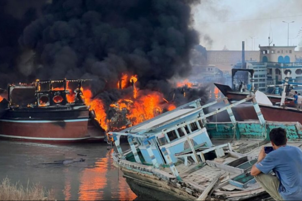 اعزام نیروهای امدادی از شهرستان بندرلنگه برای مهار آتش در اسکله بندر بستانو