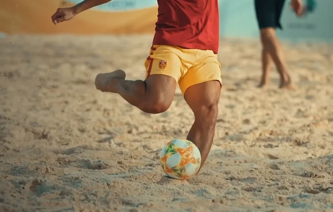 آماده‌سازی ساحل پارک خلیج فارس برای میزبانی مسابقات فوتبال ساحلی جام شهرداری