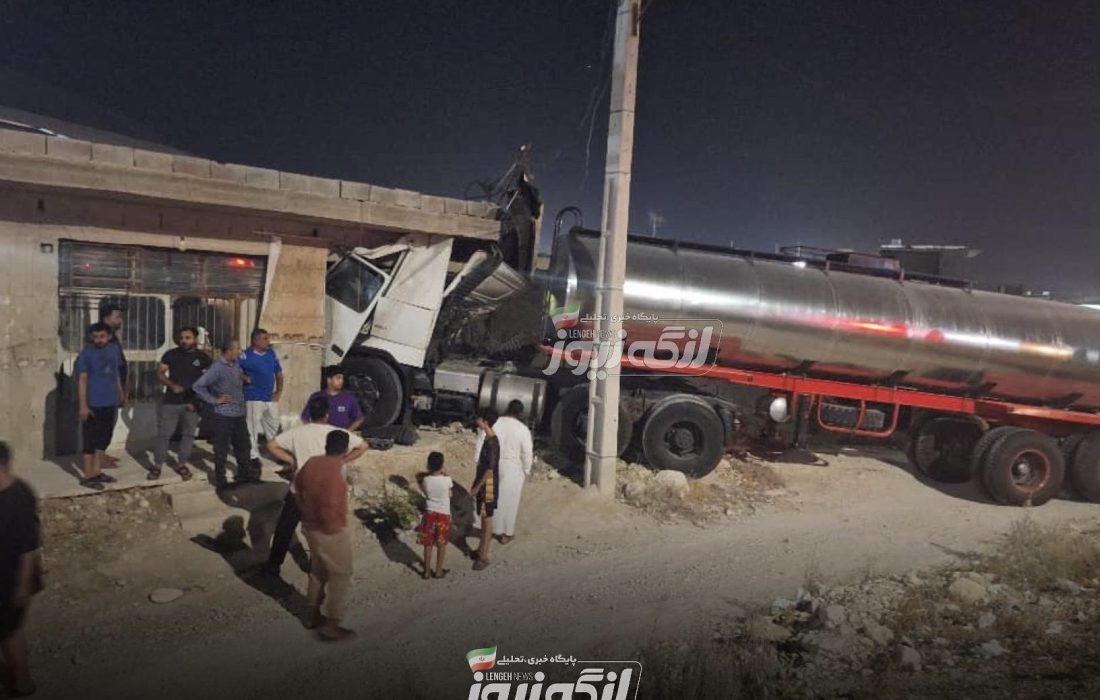 انحراف تریلی و برخورد با مغازه در بوچیر