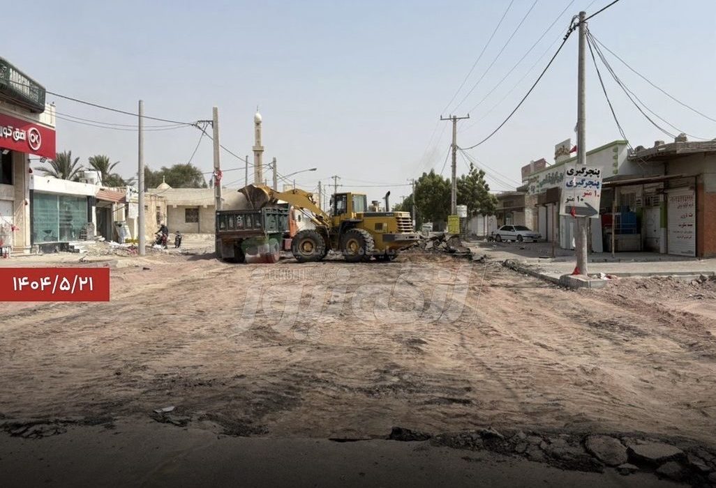 آغاز برداشت آسفالت فرسوده خیابان شهید منتظری توسط واحد عمرانی شهرداری بندرکنگ