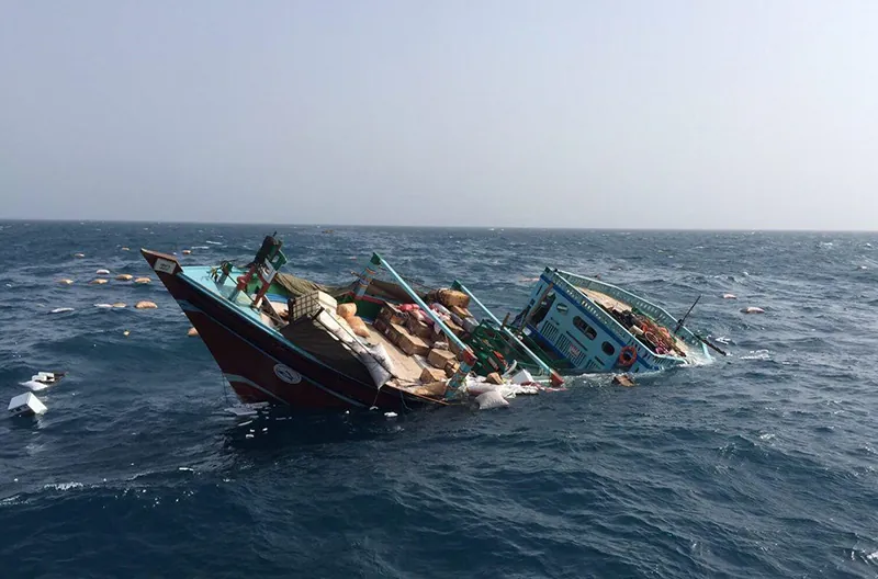 غرق شدن لنج باری حوالی لاوان و نجات ۶ ملوان