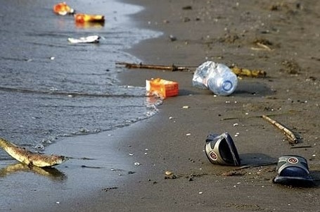 صدای مردم/شیشه‌های شکسته در ساحل؛ تهدیدی برای پیاده‌روی صبحگاهی سالمندان