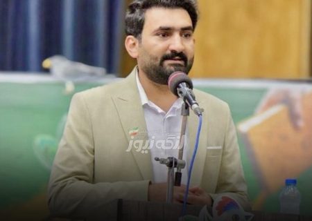 اجرای همایش تجلیل از برگزیدگان جشنواره‌های فرهنگی و هنری قطب نُه کشور توسط عبدالله خیده در بندرعباس