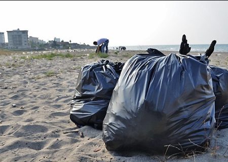 برگزاری همایش پاکسازی ساحل پارک کوثر به مناسبت روز محیط‌بان در بندرلنگه