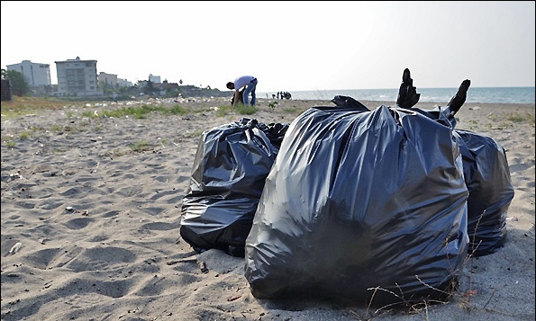 برگزاری همایش پاکسازی ساحل پارک کوثر به مناسبت روز محیط‌بان در بندرلنگه
