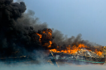 آتش‌سوزی لنج باری بندر چارک؛ هنوز بخشی از شناور در حال سوختن است