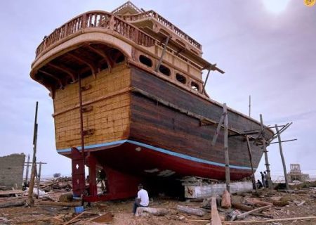 آخرین لنج چوبی ایران در بندر کنگ به آب انداخته می‌شود
