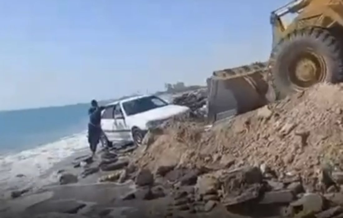 نجات به‌موقع خودروی سقوط‌کرده در ساحل دریا