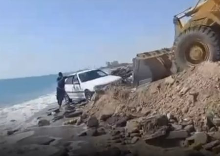 نجات به‌موقع خودروی سقوط‌کرده در ساحل دریا