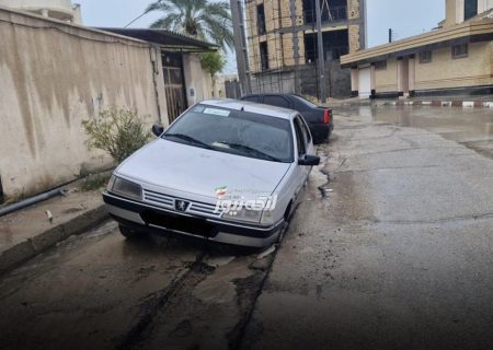 سقوط ۳ خودرو در چالههای رهاشده کوی لاری پس از بارندگی امروز