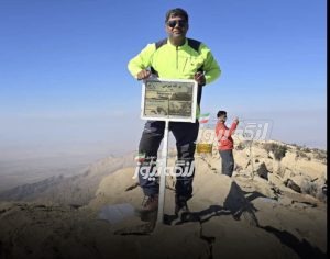 صعود پوردادخدایی عضو هیأت کوهنوردی بندرلنگه به بلندترین قله بوشهر