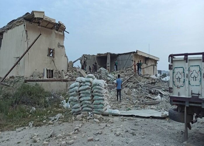 :x:اصابت پرتابه های دشمن به سوله تعاون روستایی در بندرلنگه