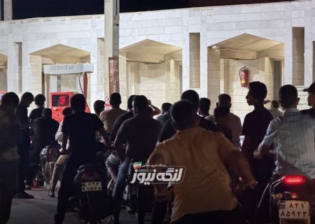 تصویری عجیب از صف طولانی موتورسیکلت‌ها برای سوختگیری در ساعت ۳ بامداد در بندرلنگه