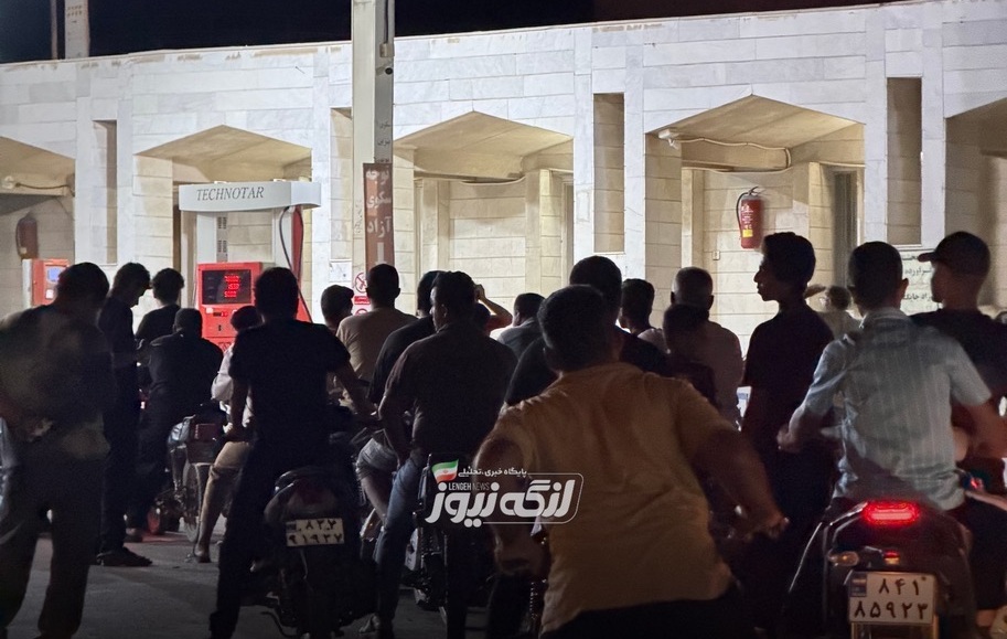تصویری عجیب از صف طولانی موتورسیکلتها برای سوختگیری در ساعت ۳ بامداد در بندرلنگه