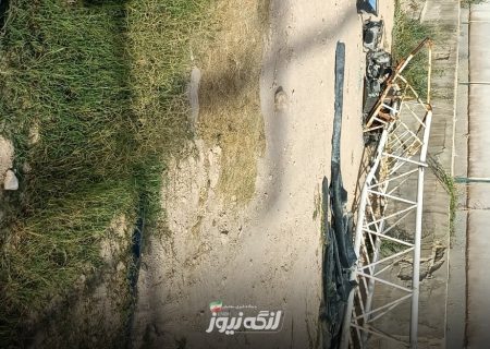 سقوط پایه روشنایی استادیوم دشتی پارسیان در پی طوفان