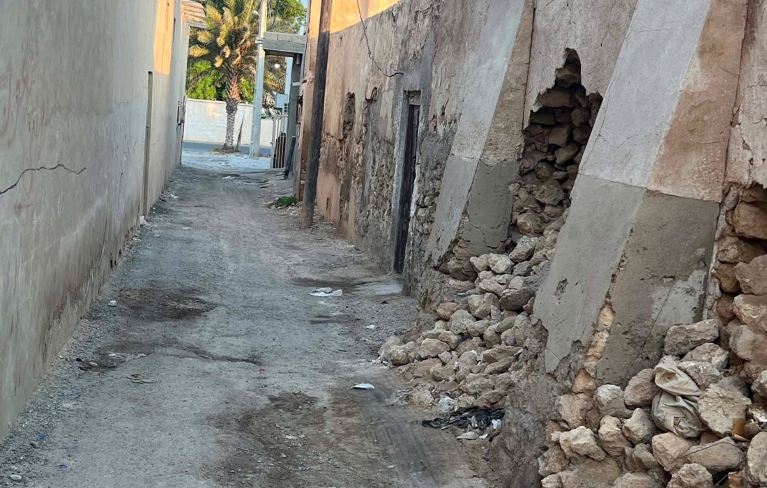 دیوار فرسوده در آستانه ریزش، جان ساکنان در خطر