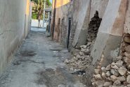 دیوار فرسوده در آستانه ریزش، جان ساکنان در خطر