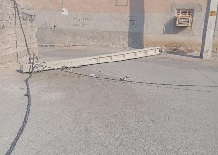 سقوط تیر برق فرسوده در محله بلوکی بندرلنگه