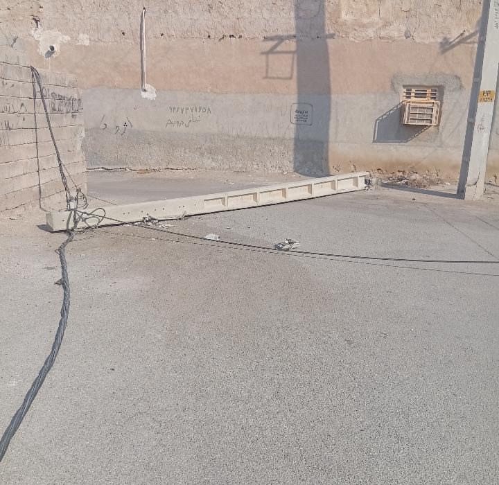 سقوط تیر برق فرسوده در محله بلوکی بندرلنگه
