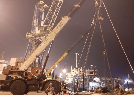 نجات لنج حامل ۵۰۰ تن برنج از غرق‌شدن در بندرلنگه
