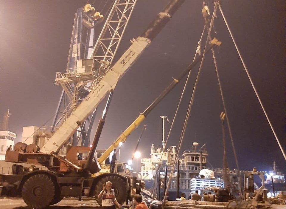 نجات لنج حامل ۵۰۰ تن برنج از غرق‌شدن در بندرلنگه