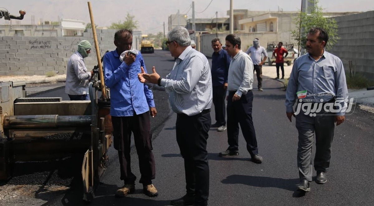 تداوم آسفالت معابر و بهسازی کوچه‌ها و محلات شهر پارسیان