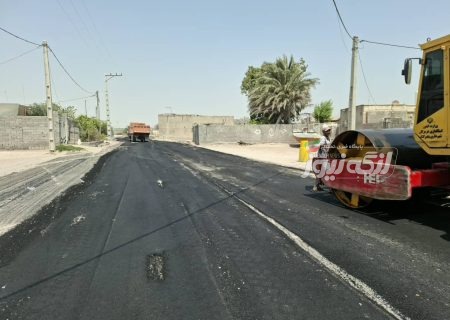 اجرای عملیات آسفالت در محله ابوذر شهر تاریخی کنگ