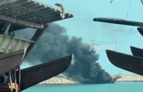 آتش‌سوزی لنج صیادی در بندرکنگ؛ عملیات مهار حریق ادامه دارد
