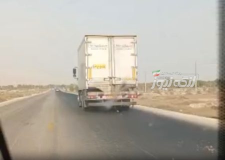 ریزش خون و آب ماهی از خودروهای حمل ساردین در محور مقام تا بندر چارک