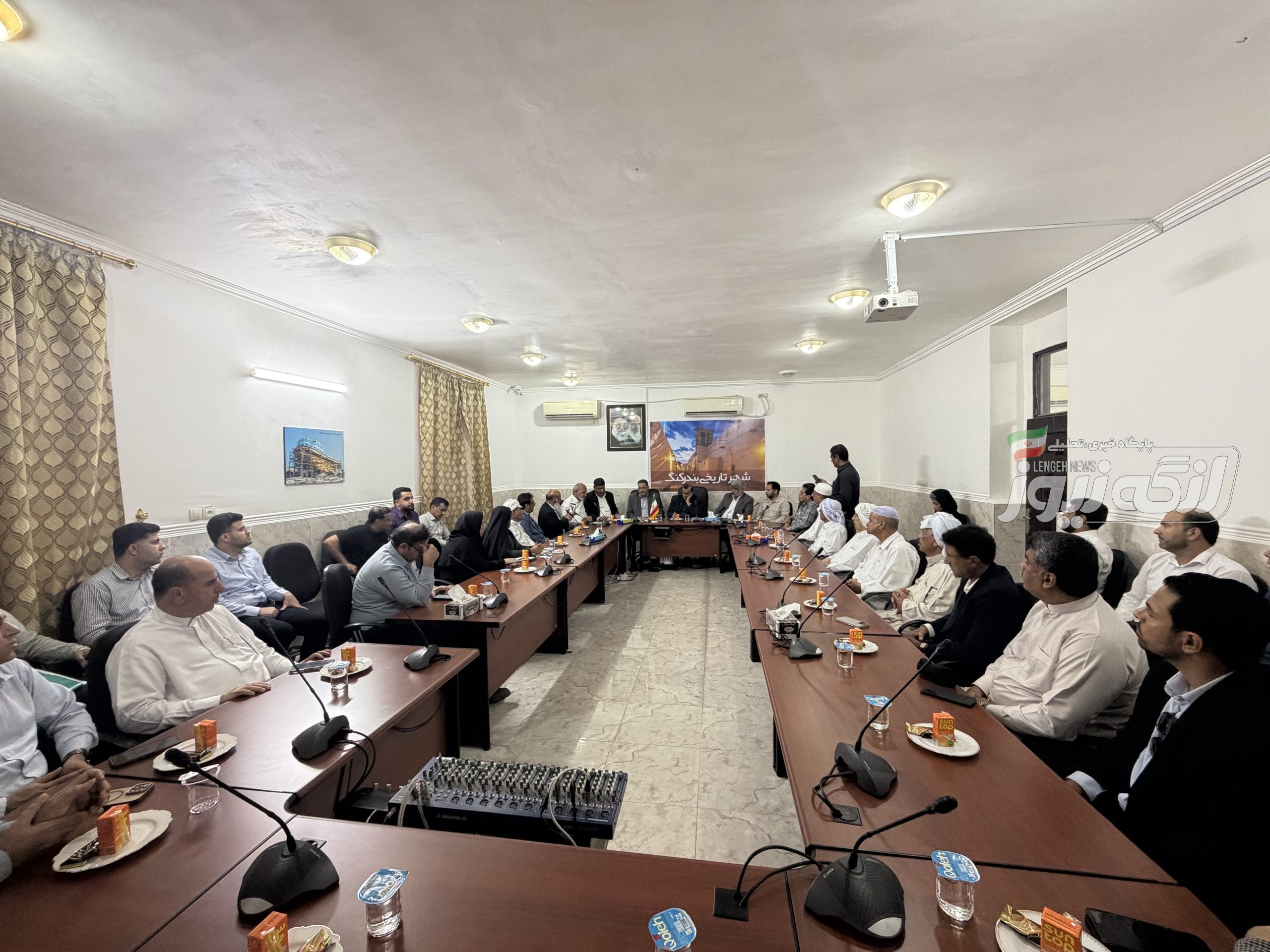 دیدار مردم و معتمدین بندرکنگ با نماینده غرب هرمزگان و طرح مطالبات شهروندان
