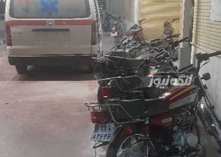 پارک موتورسیکلت‌ها مقابل ورودی اورژانس بیمارستان شهدای بندرلنگه، انتقال بیماران با مشکل مواجه شده است