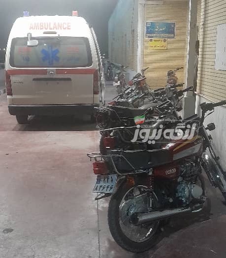 پارک موتورسیکلتها مقابل ورودی اورژانس بیمارستان شهدای بندرلنگه، انتقال بیماران با مشکل مواجه شده است