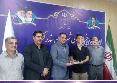 تجلیل از محمدامین رمضانی، دانش‌آموز نخبه بندرلنگه‌ای با رتبه دو رقمی کنکور