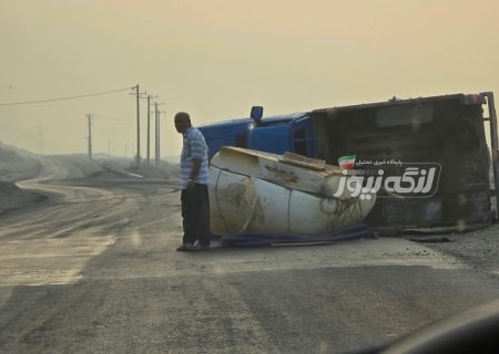 تکرار واژگونی خودرو در حوالی گرزه، لغزندگی جاده با خون ماهی حادثه‌ساز شد