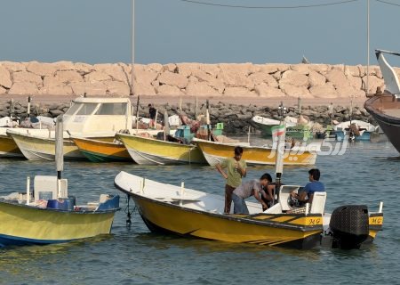 دمای ۳۸ درجه و دریای کمی مواج در بندرلنگه