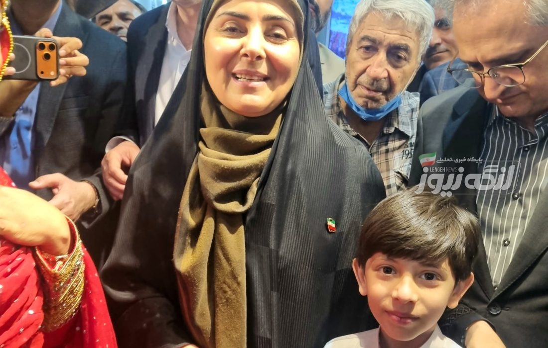 بازدید وزیر راه از غرفه بندرلنگه در نمایشگاه ملی توانمندیهای روستایی و عشایری